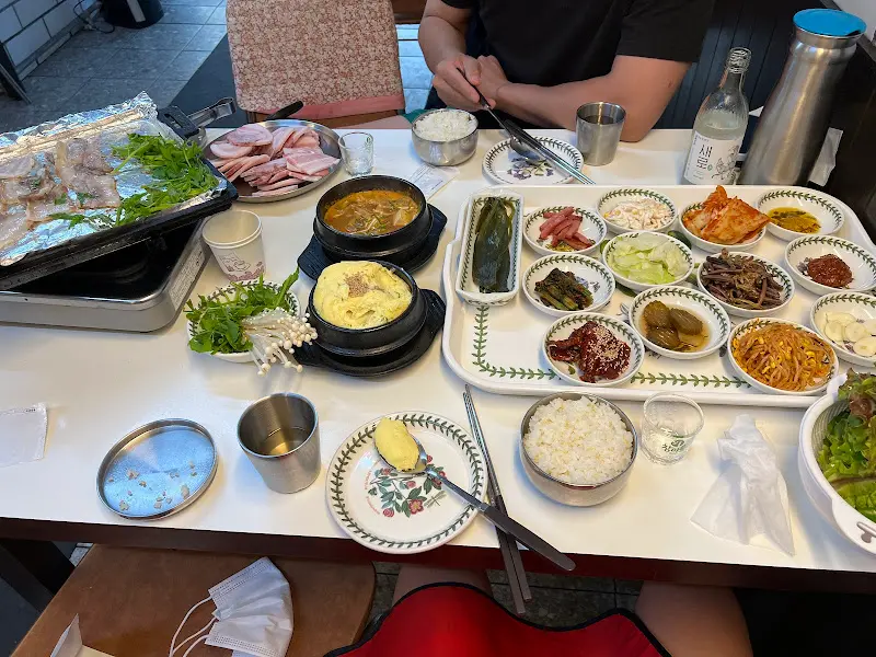 푸짐한 테이블 전체 샷