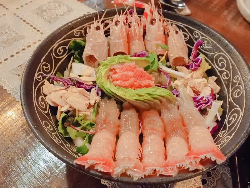 딱새우가 가득 들어간 샐러드