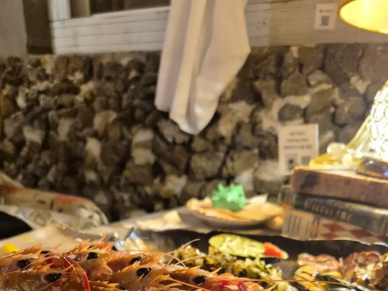 돌담 배경의 테이블