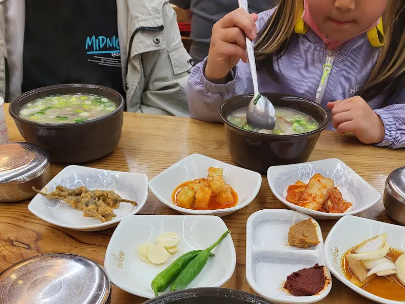 곰탕 먹는 아이