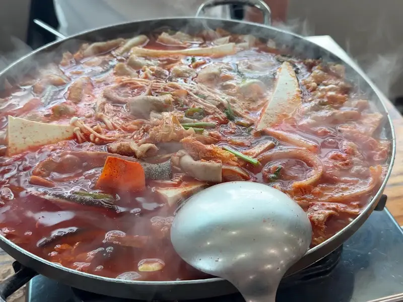 푸짐한 곱창전골의 모습