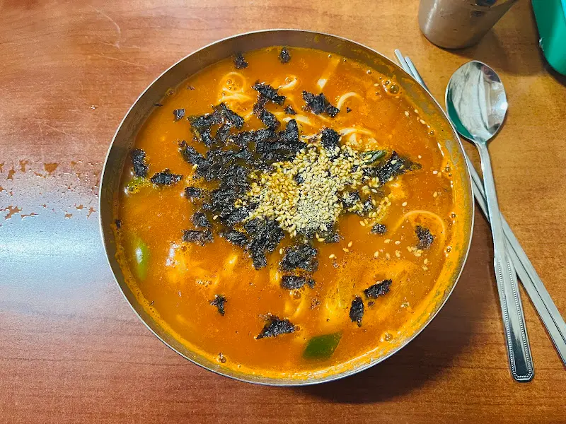 테이블 위에 놓인 장칼국수