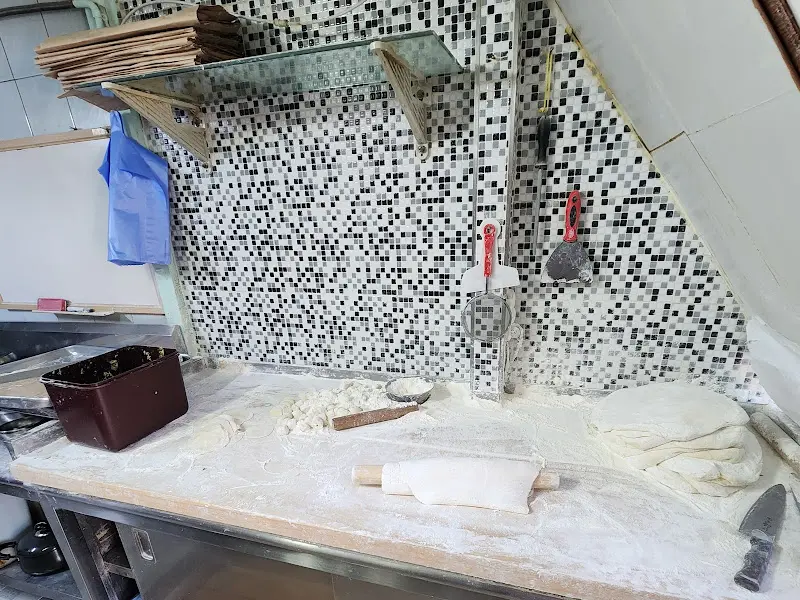 칼국수 면을 직접 만드는 모습