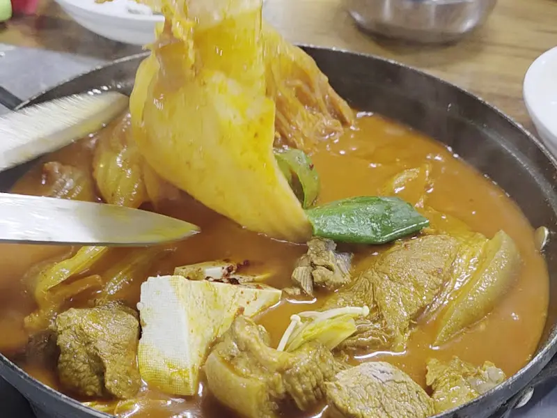 뭉텅찌개 속 김치를 자르는 모습