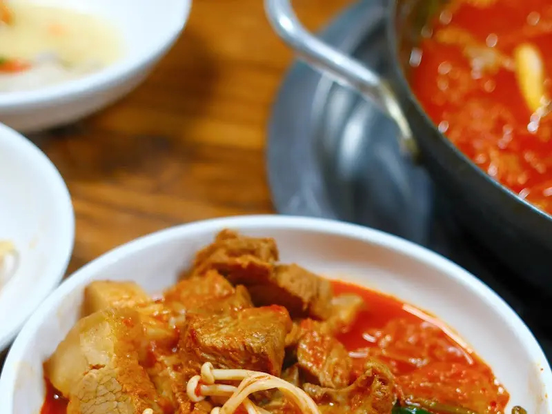 뭉텅찌개의 푸짐한 건더기