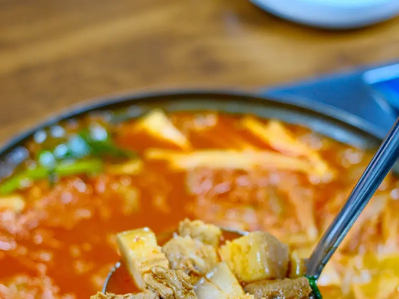 숟가락으로 뜬 뭉텅찌개 건더기