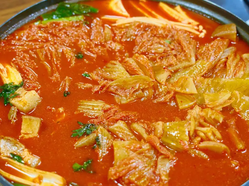 푸짐하게 담긴 뭉텅찌개