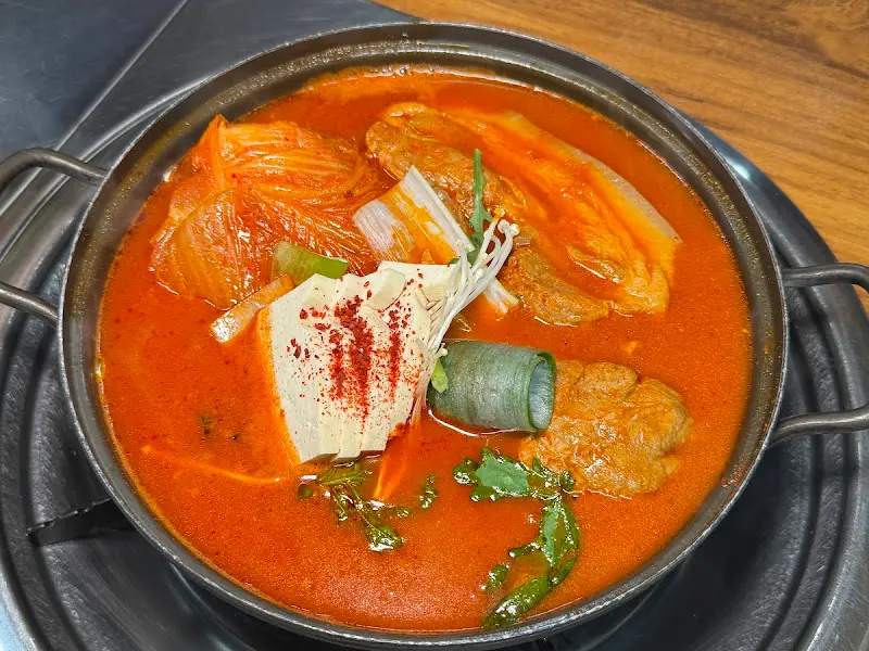 두부, 김치, 쑥갓이 들어간 뭉텅찌개