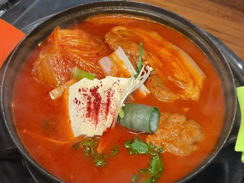 쑥갓이 올려진 뭉텅찌개