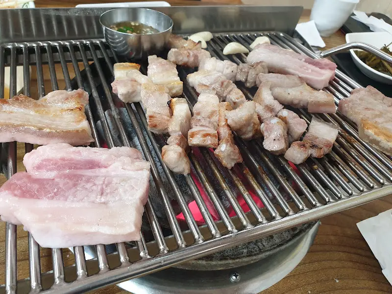 숯불 위에서 익어가는 삼겹살