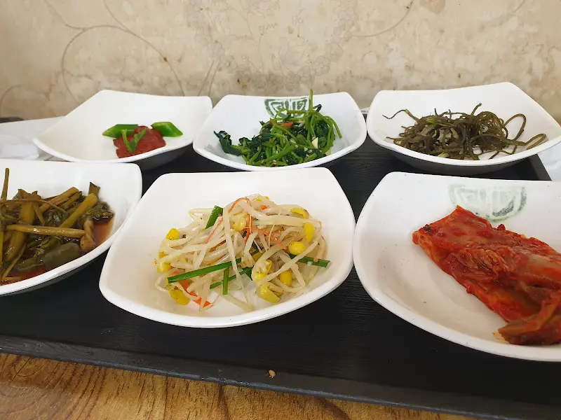 정갈하게 담긴 밑반찬