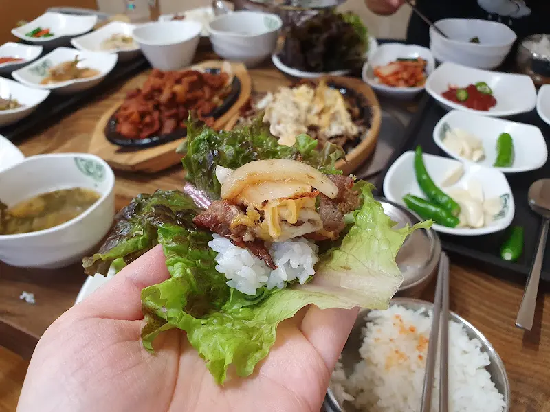 쌈 싸먹는 모습