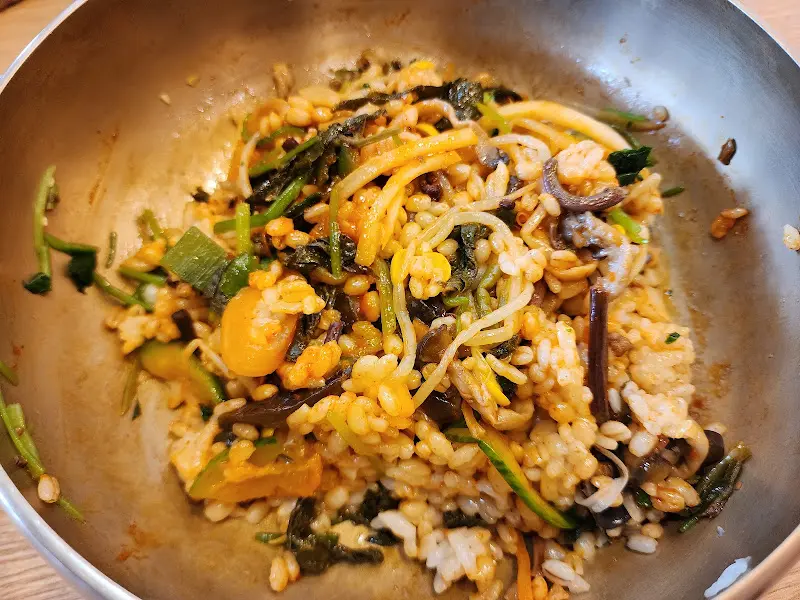 비벼진 보리밥의 모습