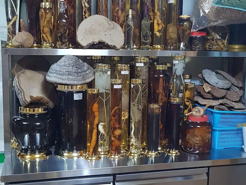 다양한 약초를 담근 술