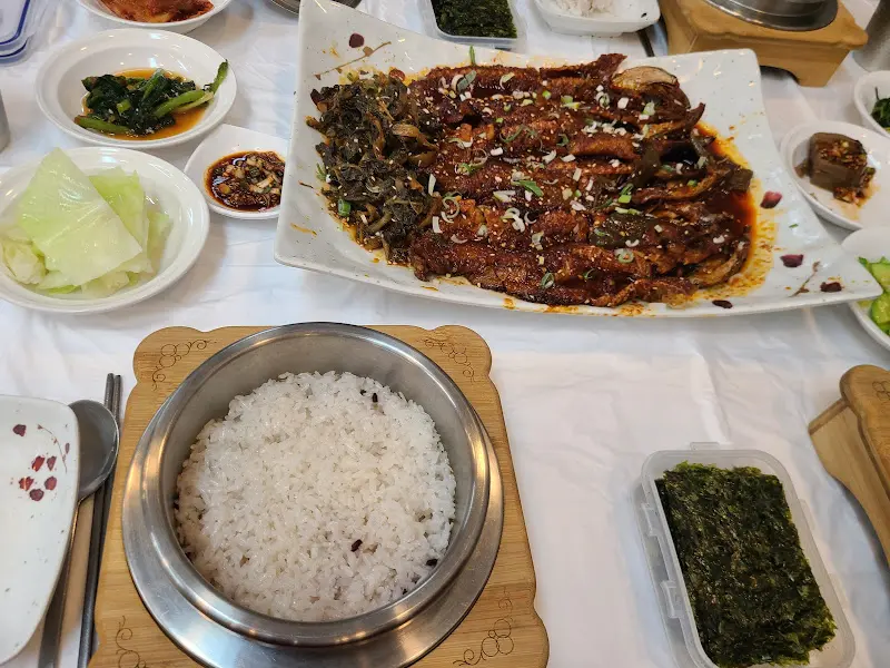 갓 지은 돌솥밥의 윤기