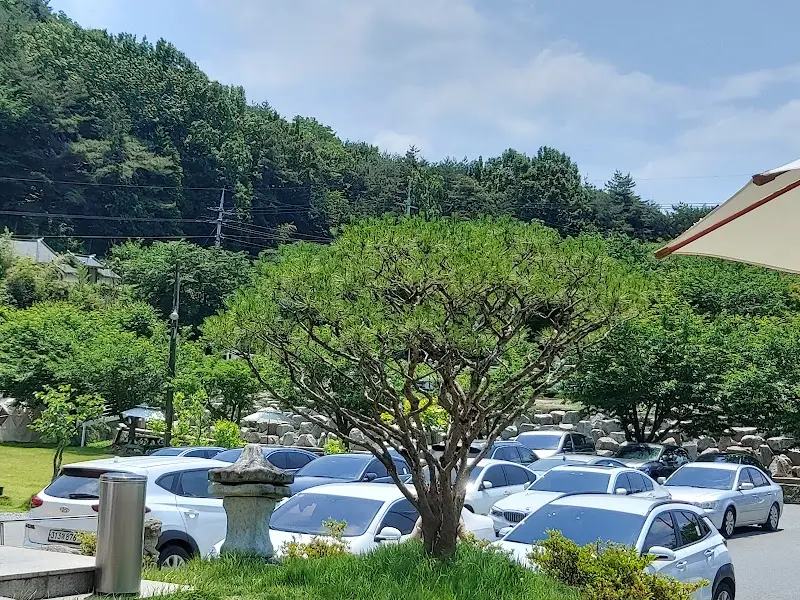 수려재 주차장 전경