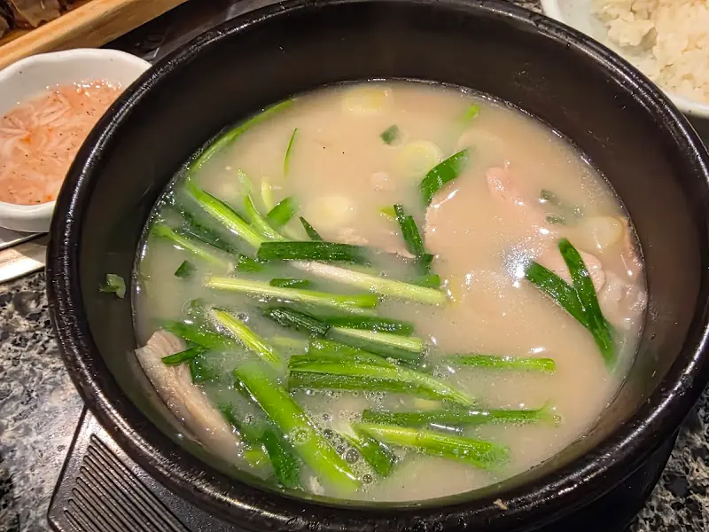 뽀얀 국물의 돼지국밥