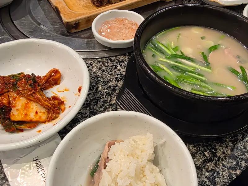 돼지국밥 한 상 차림