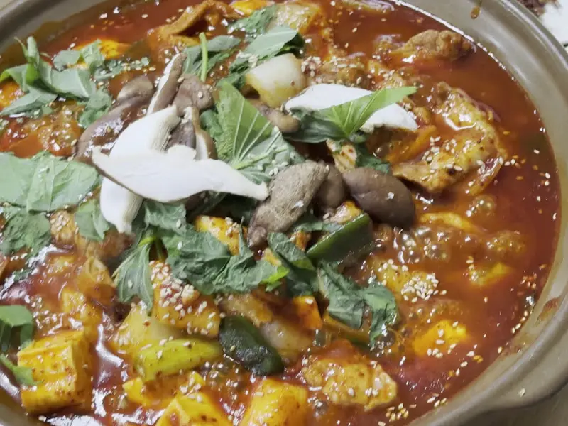 옹기 전골 냄비에 담겨 나온 제육볶음