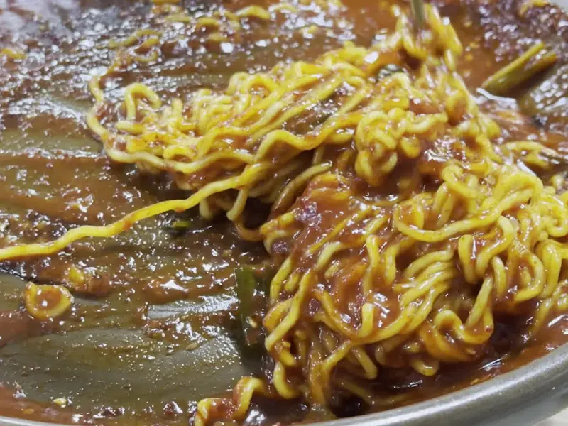 제육볶음 양념에 비벼 먹는 라면 사리