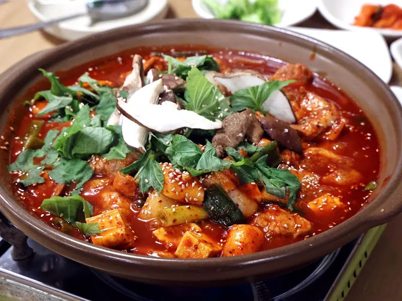 옹기 전골 냄비에 담겨 푸짐하게 담겨 나오는 제육볶음