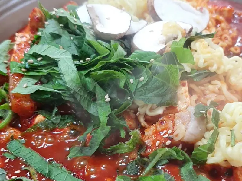 제육볶음과 라면 사리