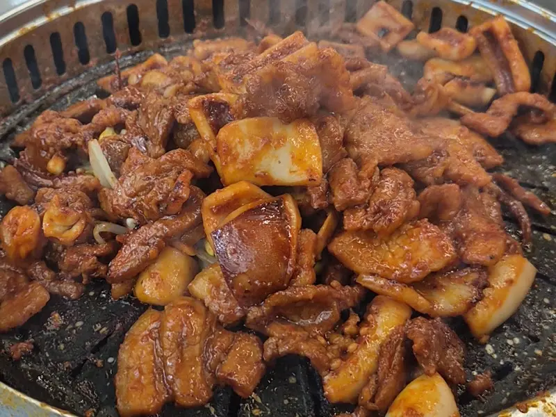 불판 위의 오삼불고기