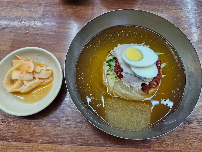 초량밀면과 무 절임