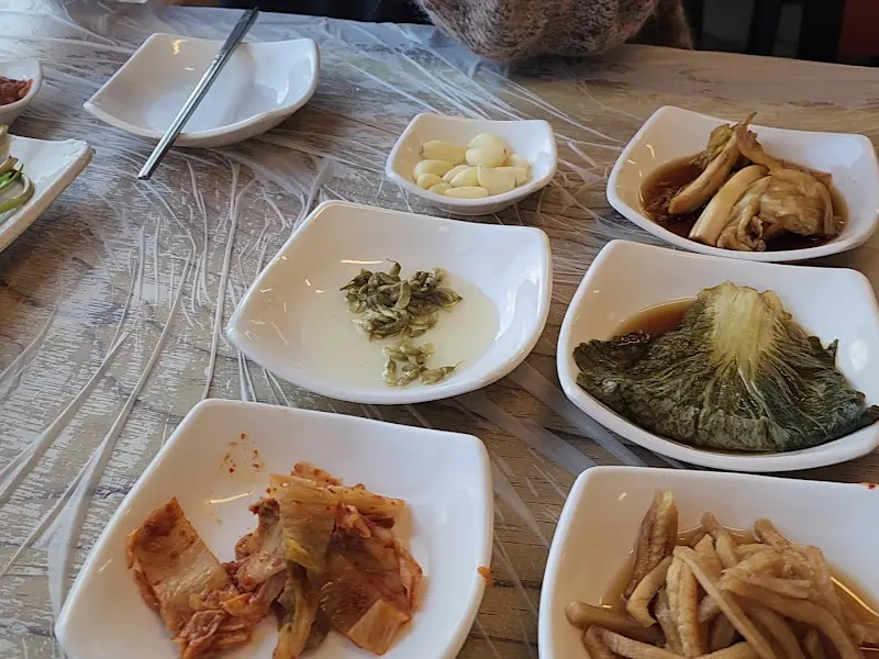 다양한 밑반찬이 정갈하게 담겨 나온 모습