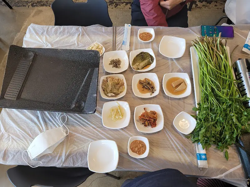 푸짐하게 차려진 테이블 세팅