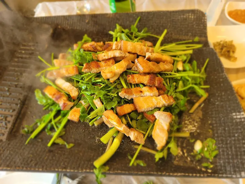 미나리와 삼겹살을 함께 구워 먹는 모습