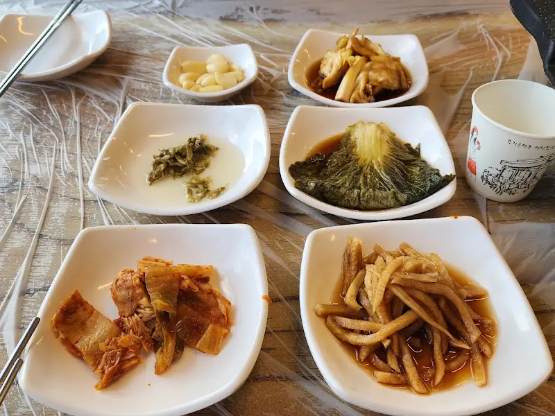 테이블 가득 차려진 밑반찬