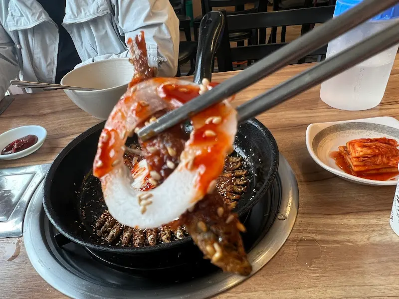 도리뱅뱅이를 젓가락으로 집는 모습