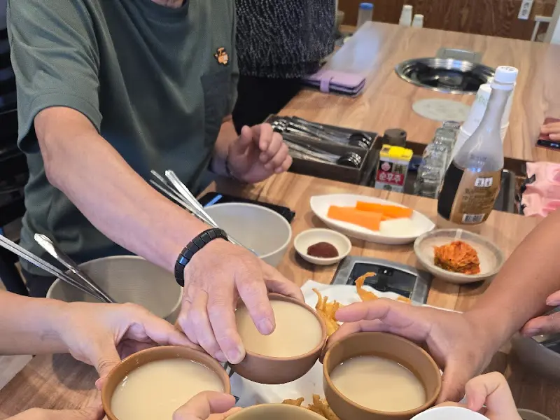 어죽을 나눠 먹는 사람들