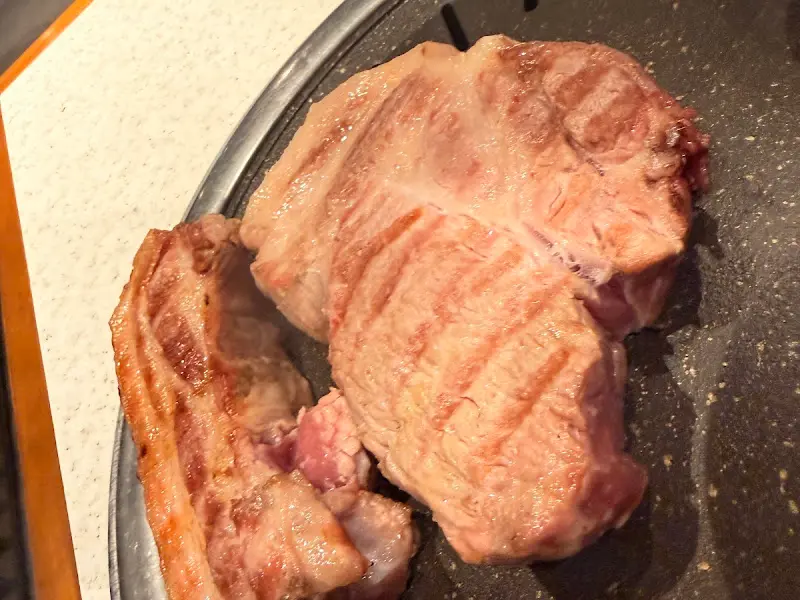 숯불 위에서 익어가는 흑돼지 근고기