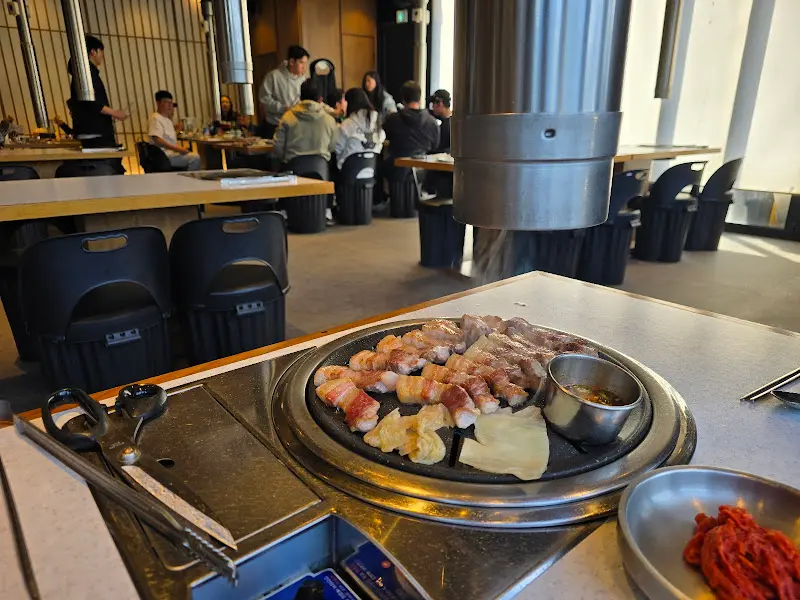 제주 보리짚불구이 고기 구워주는 모습