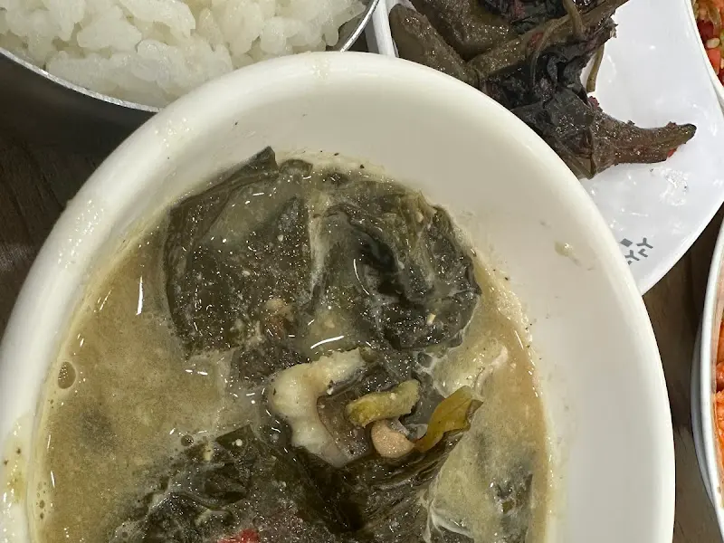 개인 그릇에 담긴 깨장어탕