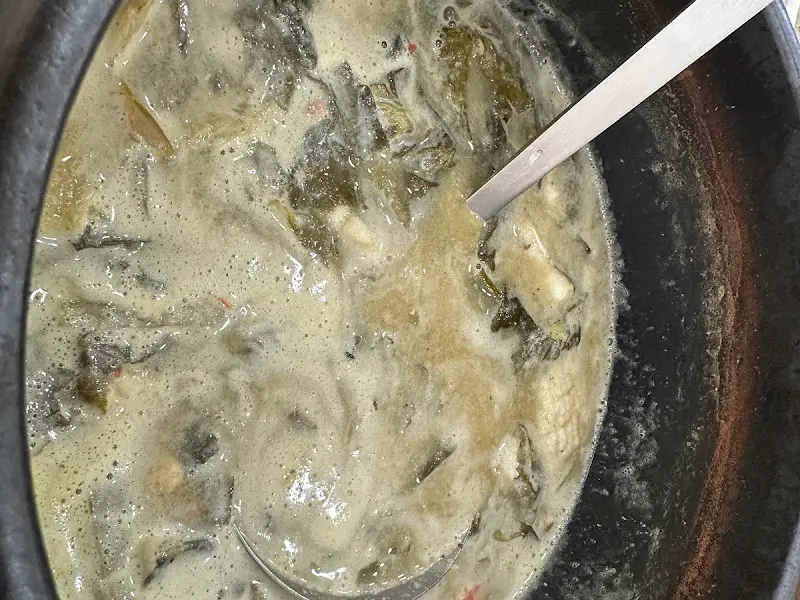 뚝배기 안 가득 담긴 깨장어탕