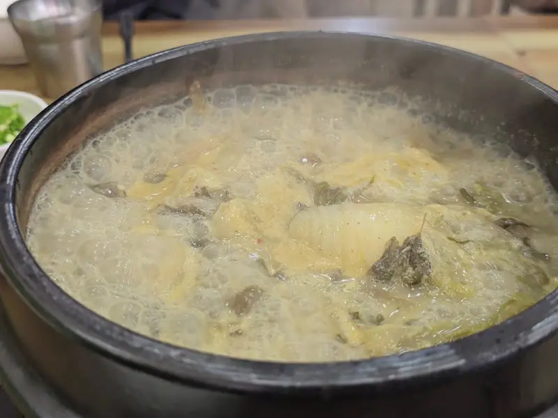 뚝배기 안에서 보글보글 끓고 있는 깨장어탕