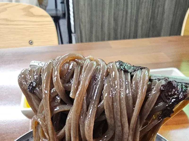 쯔유에 적셔진 소바 면발