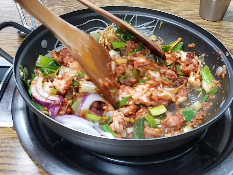 고령촌돼지찌개에서 돼지찌개를 끓이는 모습