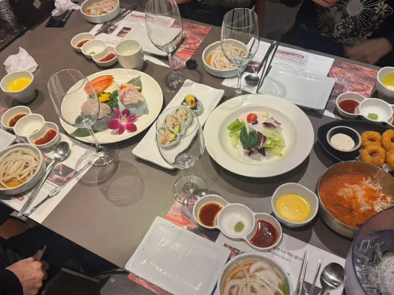 다채로운 코스 요리가 차려진 테이블