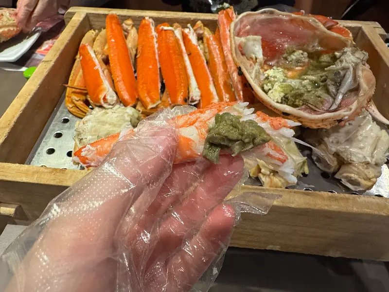 손질된 대게를 먹기 좋게 들고 있는 모습