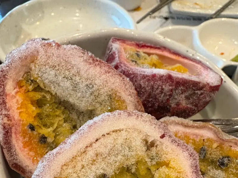 얼음이 덮인 패션후르츠 디저트