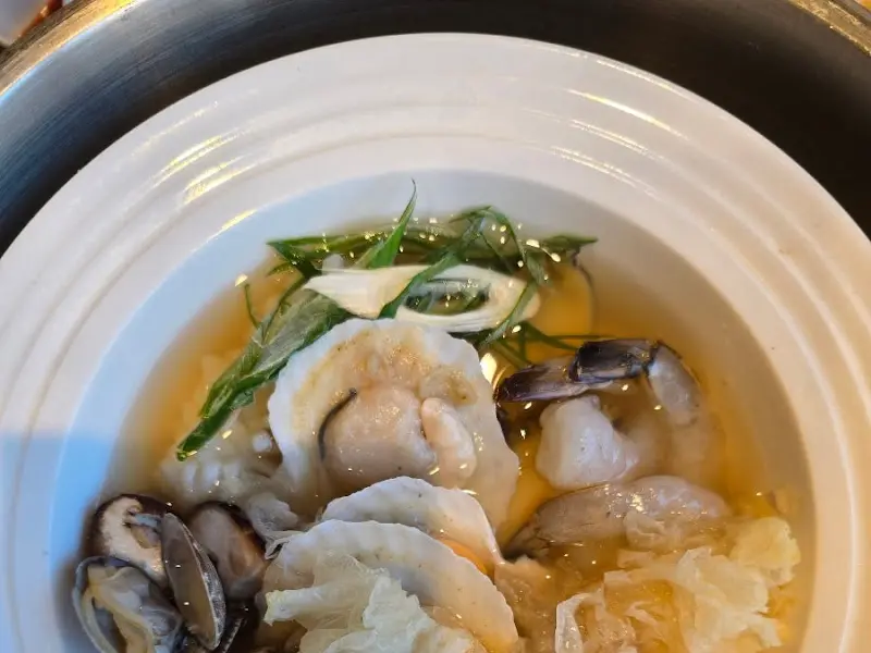 해산물이 들어간 맑은 탕