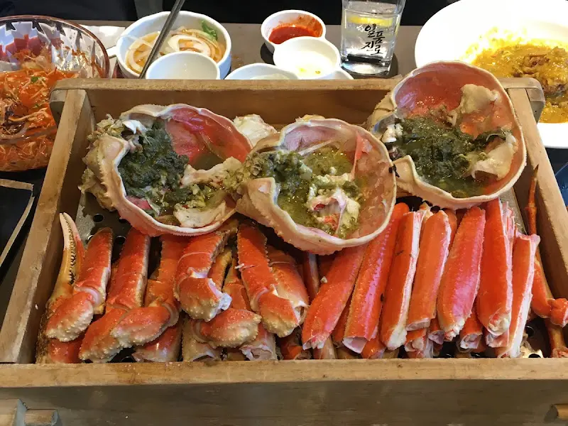 테이블 위에 놓인 대게