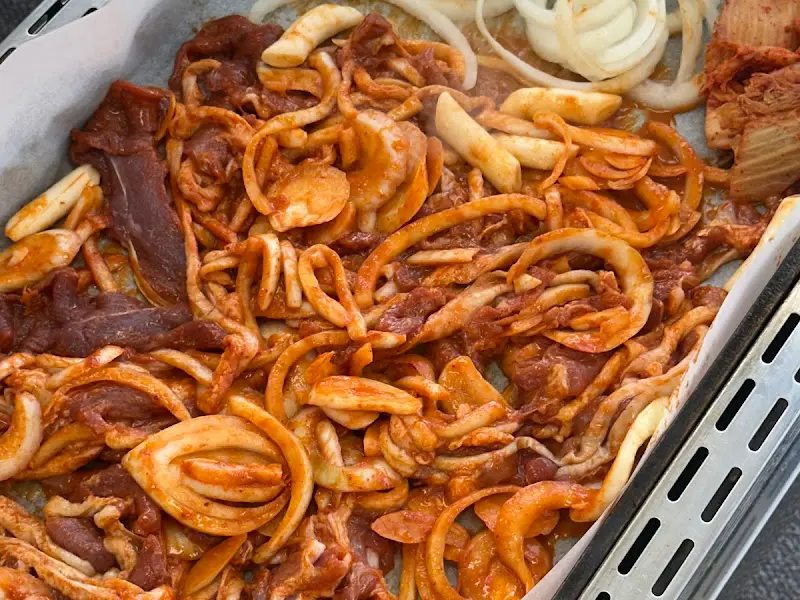 김치와 함께 볶아진 오리주물럭