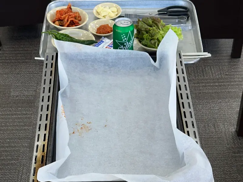 쟁반에 담긴 음식