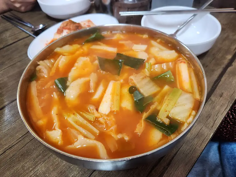 푸짐한 김치 손수제비