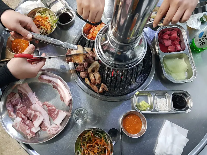 고기를 굽는 모습